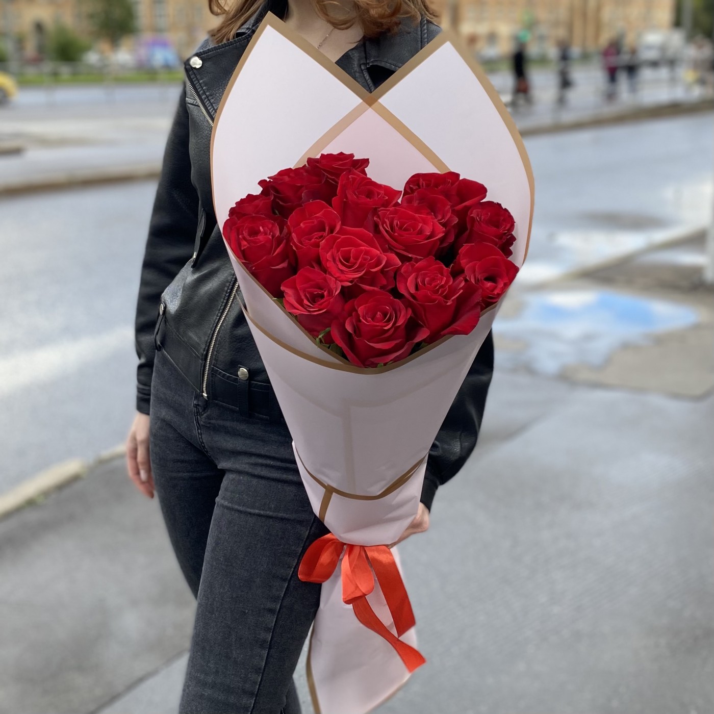 Букет из 15 красных роз, 40 см, с лентой, Россия